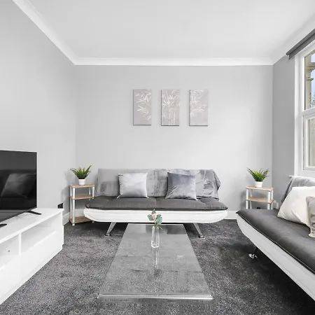 Apartment Uksas Two Bed Flat Park Front London
