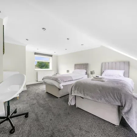 Uksas Two Bed Flat Park Front