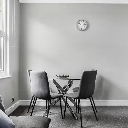 Uksas Two Bed Flat Park Front *