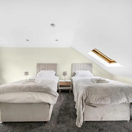Uksas Two Bed Flat Park Front London