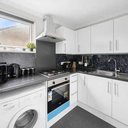 Uksas Two Bed Flat Park Front London