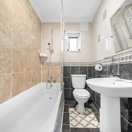 Uksas Two Bed Flat Park Front Apartment London