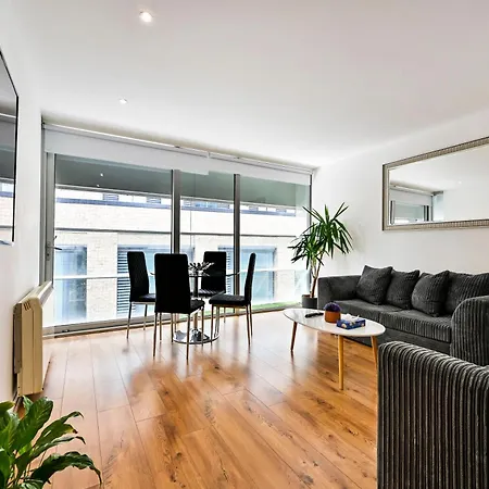Lovely 2-Bed, Sleeps 6, Near Stratford Station & Abba Voyage, Apartment London