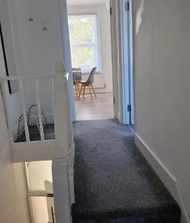Stylish 1 Bed Flat With En-suite *