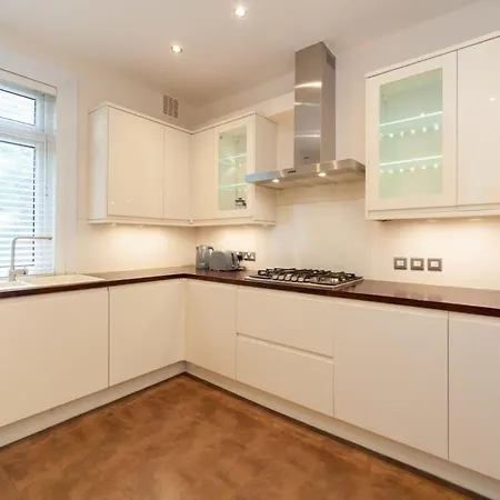 Spacious 2 Bedroom Maisonette In Stratford *