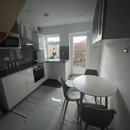 1bedhouse- London-sleeps 4- Close To Attractions London