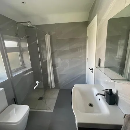 Holiday home 1bedhouse- London-sleeps 4- Close To Attractions London