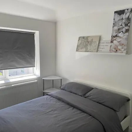 1bedhouse- London-sleeps 4- Close To Attractions *