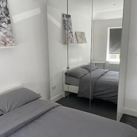 1bedhouse- London-sleeps 4- Close To Attractions *