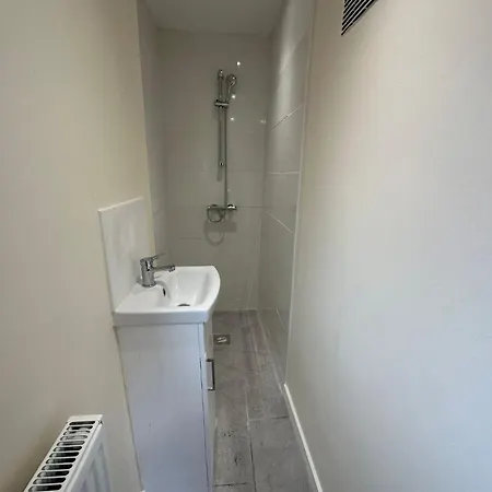 The Big 3 Bedroom House 2 Bathrooms London