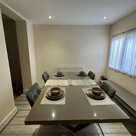 Apartment The Big 3 Bedroom House 2 Bathrooms *
