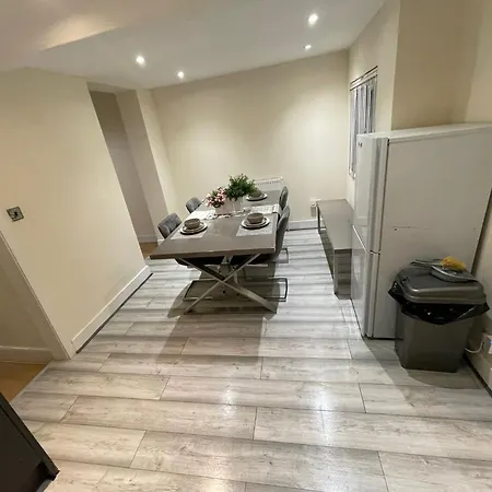 The Big 3 Bedroom House 2 Bathrooms Apartment London