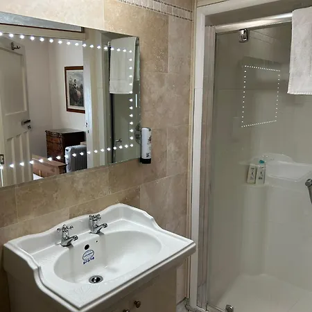 Bed & Breakfast Oakwood Heathrow 2*