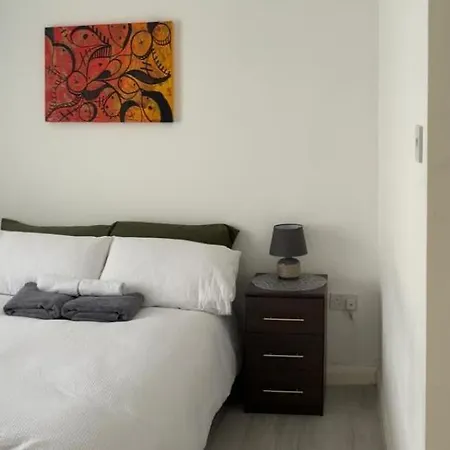Luxury 5-Room House - Your Perfect Getaway Awaits Goodmayes