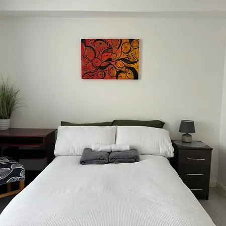 Homestay Luxury 5-Room House - Your Perfect Getaway Awaits Goodmayes