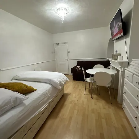3rd Flat With Private Toilet And Bathroom Setup For Family Enjoyment 134 Keedonwood Road Homestay Bromley