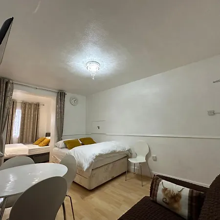 3rd Flat With Private Toilet And Bathroom Setup For Family Enjoyment 134 Keedonwood Road * Bromley