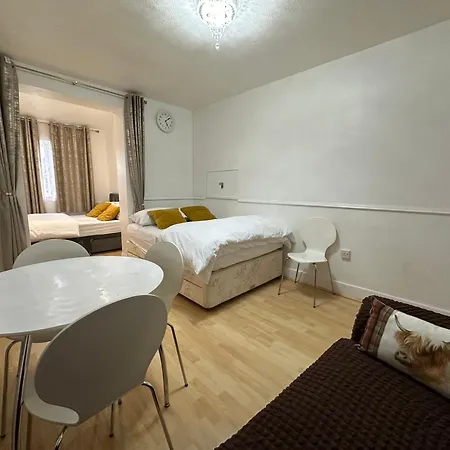 3rd Flat With Private Toilet And Bathroom Setup For Family Enjoyment 134 Keedonwood Road Homestay