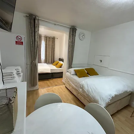 Homestay 3rd Flat With Private Toilet And Bathroom Setup For Family Enjoyment 134 Keedonwood Road Bromley