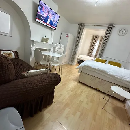 Homestay 3rd Flat With Private Toilet And Bathroom Setup For Family Enjoyment 134 Keedonwood Road *