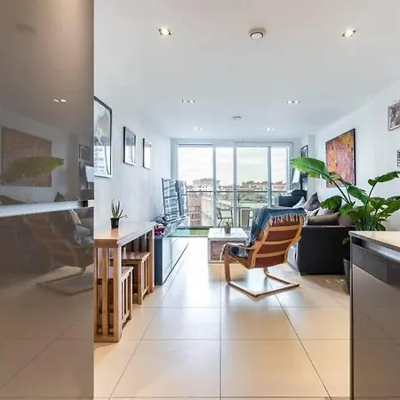 1 Bedroom Penthouse Flat In East Apartment London