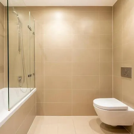 1 Bedroom Penthouse Flat In East *