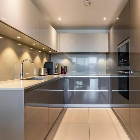 1 Bedroom Penthouse Flat In East * London