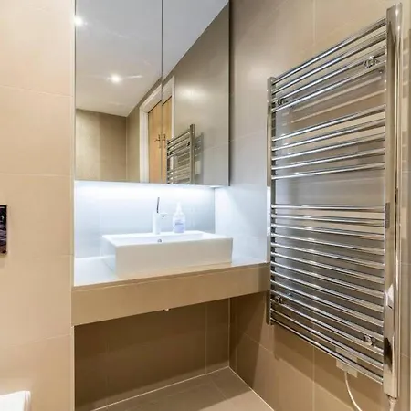 1 Bedroom Penthouse Flat In East Apartment