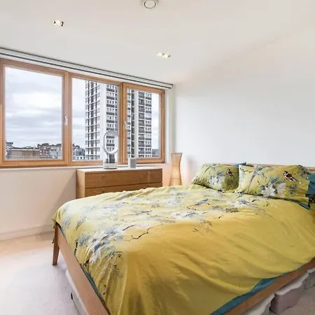 Apartment 1 Bedroom Penthouse Flat In East London