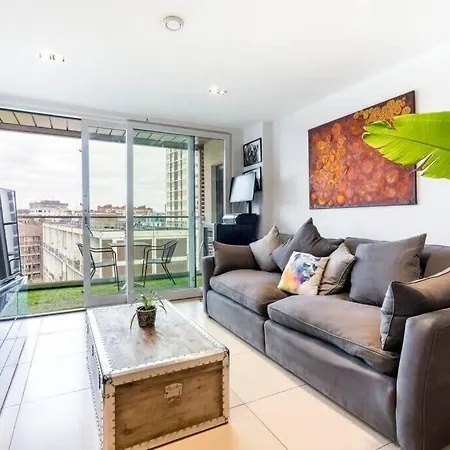 1 Bedroom Penthouse Flat In East * London
