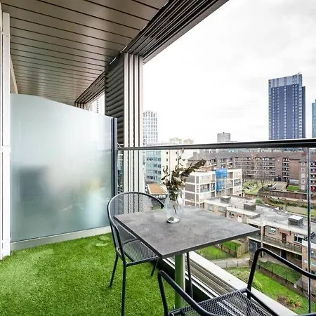 1 Bedroom Penthouse Flat In East Apartment London