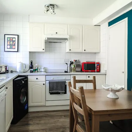 Modern Central Family-home For 6