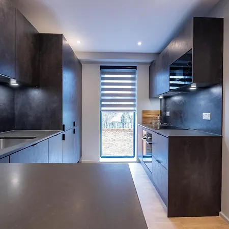 Luxurious Hackney Near Train Station