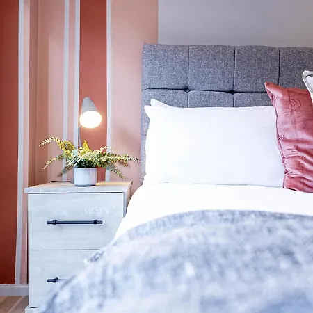 Luxurious Hackney Near Train Station