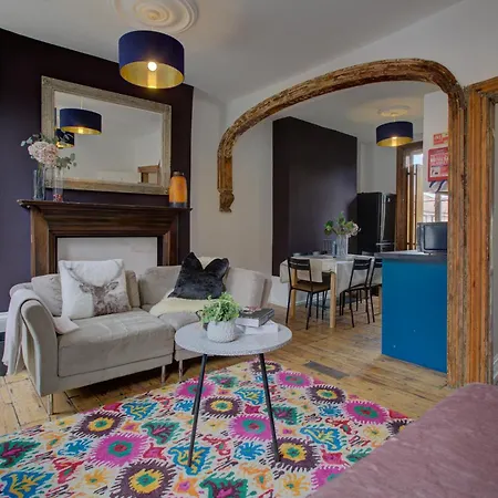 Elegant Georgian 3 Bedroom Townhouse In The Heart Of Ideal For Families And Large Group Bookings
