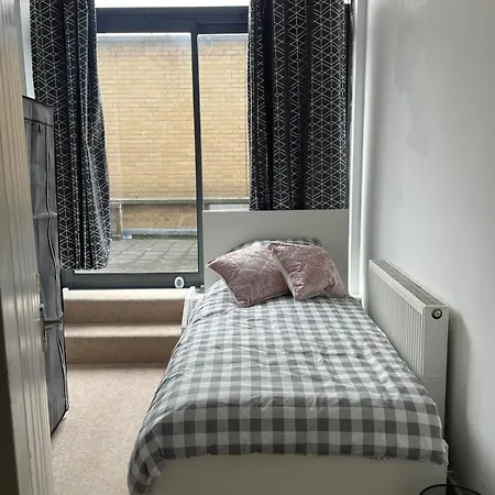 House 1 Minute Away From Train Station