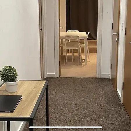 Apartment House 1 Minute Away From Train Station