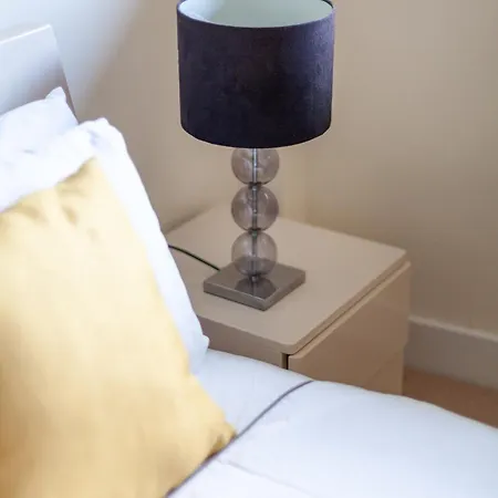 Tower Bridge Apartment *
