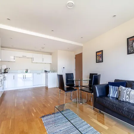 Tower Bridge Apartment *