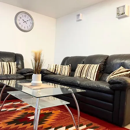 Crescent - Two Bedroom Apartment Goodmayes