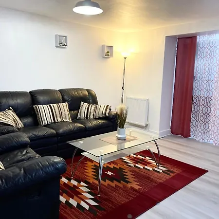 Crescent - Two Bedroom * Goodmayes
