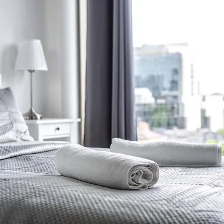 Stunning 2 Bedroom In Tower Hill Apartment *