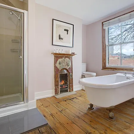 Elegant Georgian 3 Bedroom Townhouse In The Heart Of Ideal For Families And Large Group Bookings *