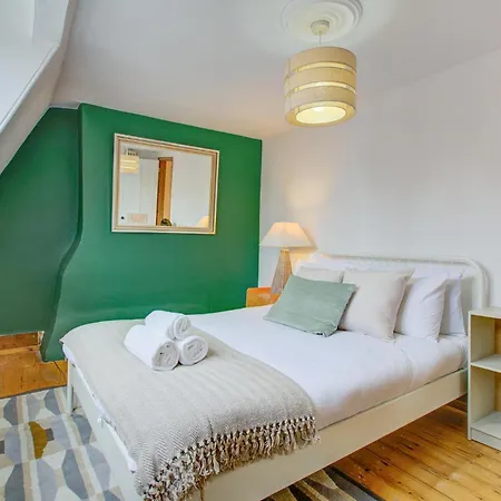 Elegant Georgian 3 Bedroom Townhouse In The Heart Of Ideal For Families And Large Group Bookings