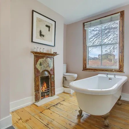 Apartment Elegant Georgian 3 Bedroom Townhouse In The Heart Of Ideal For Families And Large Group Bookings *