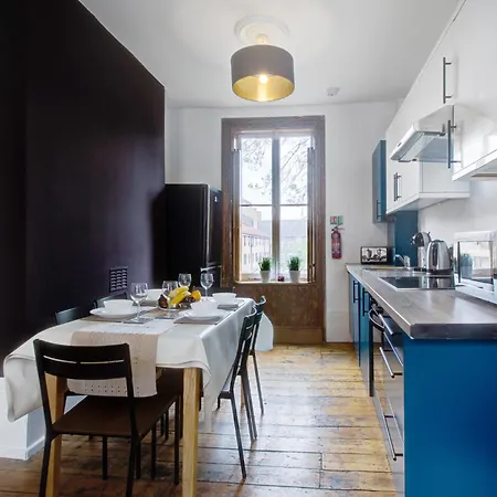 Elegant Georgian 3 Bedroom Townhouse In The Heart Of Ideal For Families And Large Group Bookings
