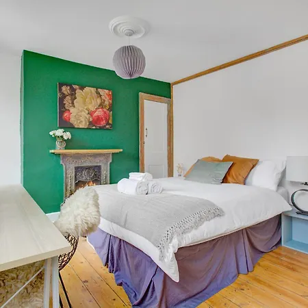 Elegant Georgian 3 Bedroom Townhouse In The Heart Of Ideal For Families And Large Group Bookings Apartment *