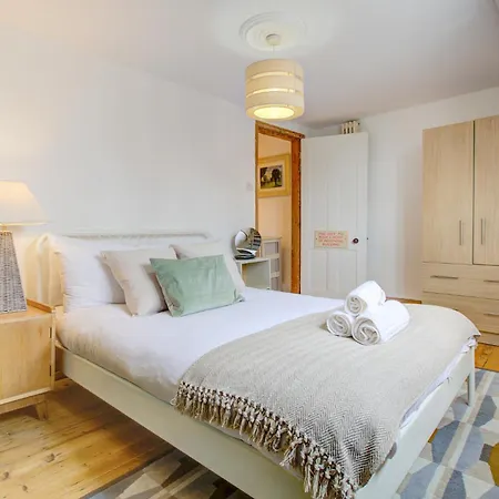Elegant Georgian 3 Bedroom Townhouse In The Heart Of Ideal For Families And Large Group Bookings Apartment