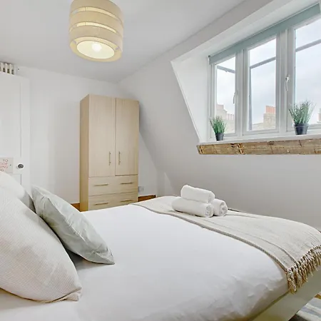 Apartment Elegant Georgian 3 Bedroom Townhouse In The Heart Of Ideal For Families And Large Group Bookings London