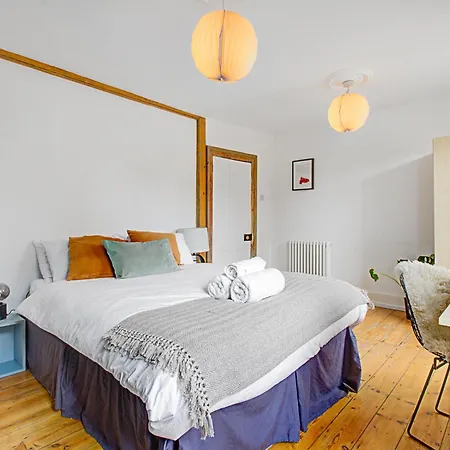 Elegant Georgian 3 Bedroom Townhouse In The Heart Of Ideal For Families And Large Group Bookings * London